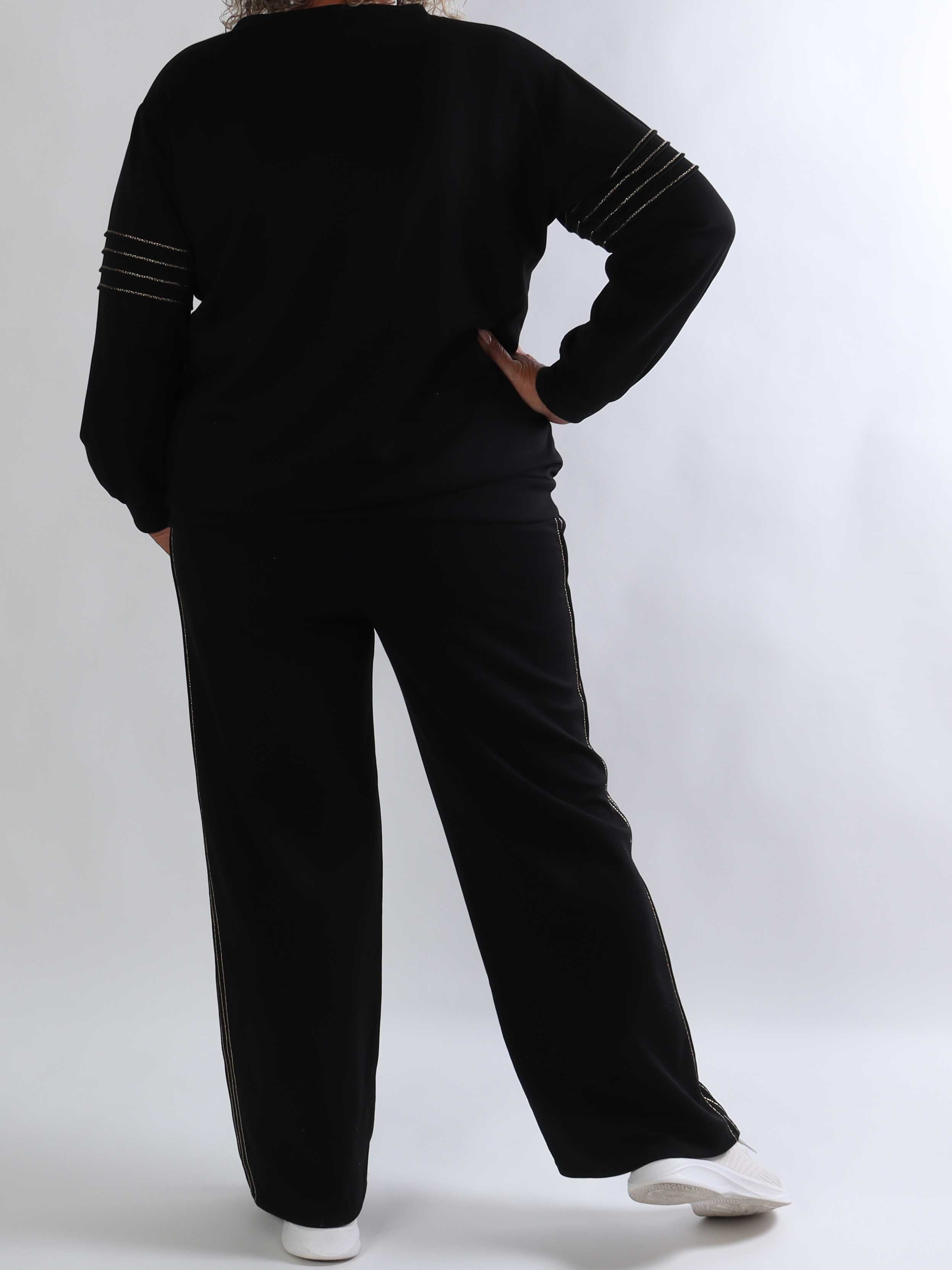 Dream - Blødeste plus size joggingsæt i viskose med elegante gulddetaljer